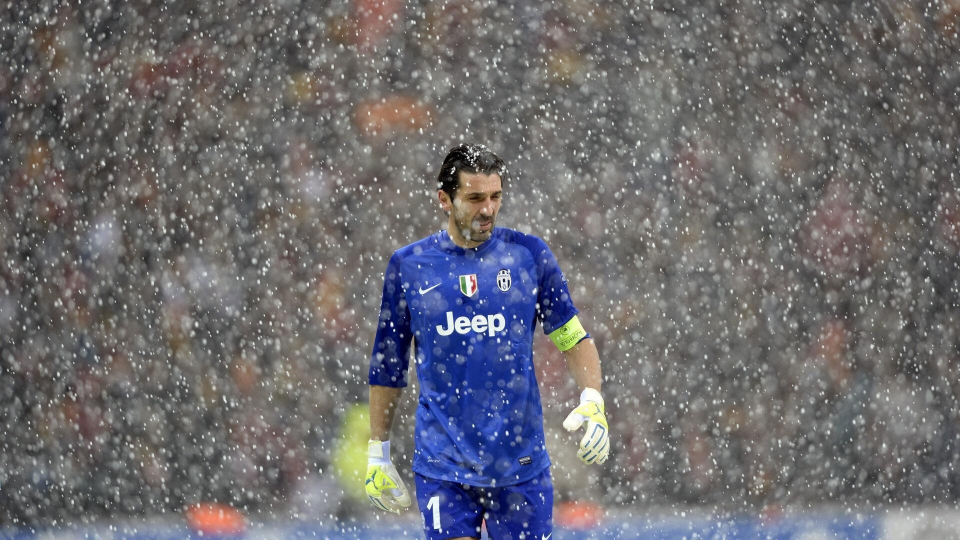 联赛发布高温天气比赛安排 指导球队与观众防暑措施，高温天气发布什么预警