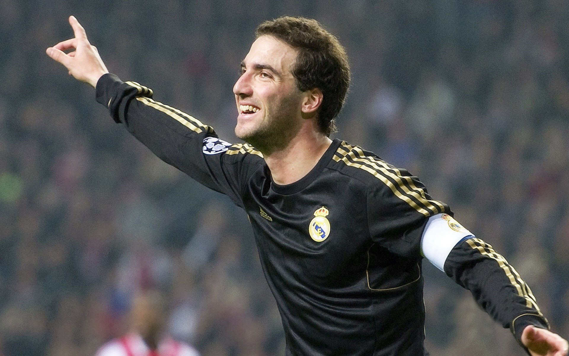 联赛积分形势复杂 多队仍有夺冠希望，联赛积分赛阵容